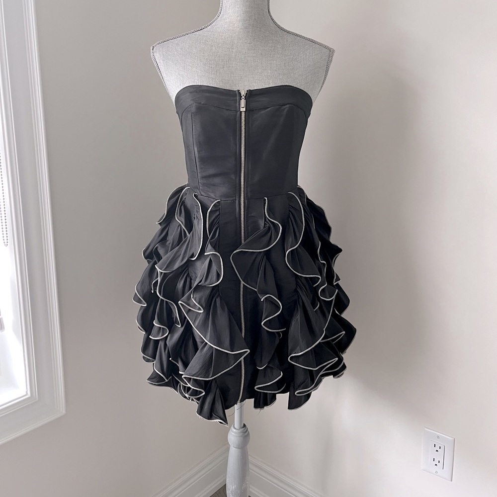 🇨🇦 Black Strapless Ruffle Mini Dress